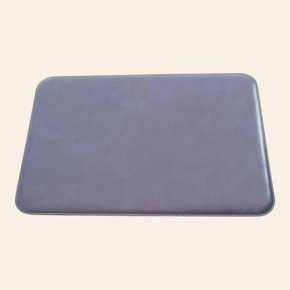 Sottomano da scrivania in pelle blu-viola con angoli arrotondati e cuciture perimetrali