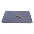 Sottomano da scrivania in pelle blu-viola con cuciture e penna appoggiata sopra