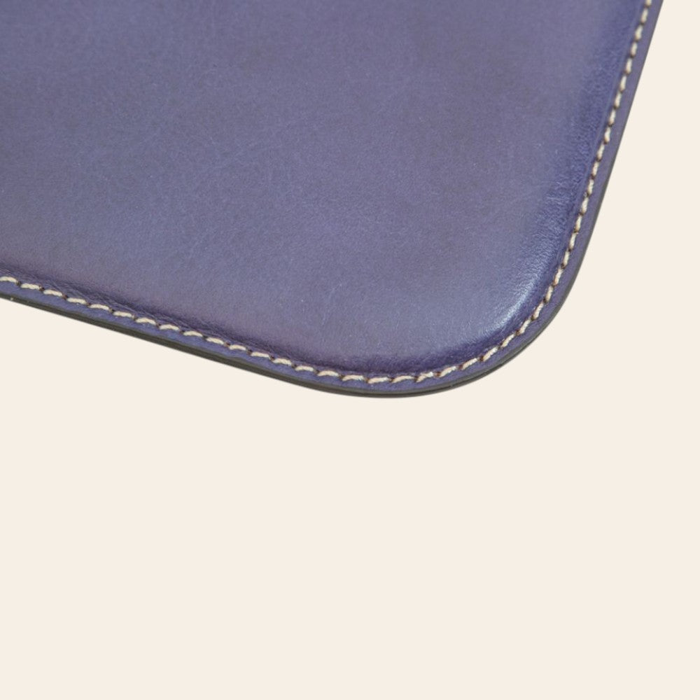 Sottomano da scrivania in pelle blu-viola con cuciture a contrasto sul bordo