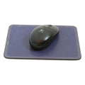Tappetino mouse in pelle blu scuro con cuciture, con mouse nero appoggiato