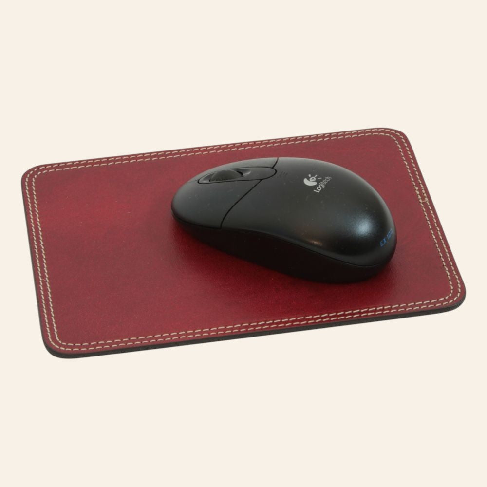 Tappetino mouse in pelle di vitello rossa con cuciture e mouse nero