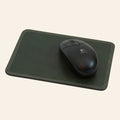 Tappetino mouse in pelle pieno fiore verde con cuciture, con mouse nero sopra