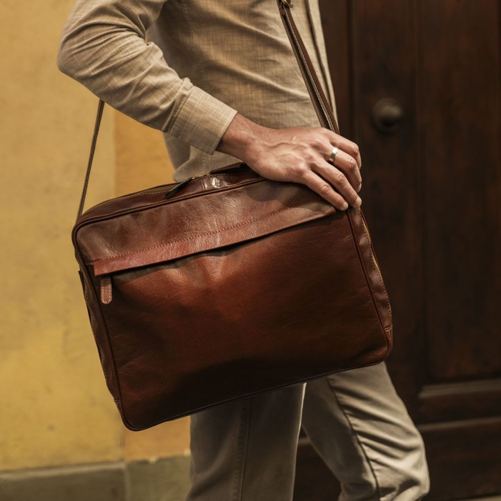 Borsa messenger in pelle marrone con tracolla regolabile e patta frontale