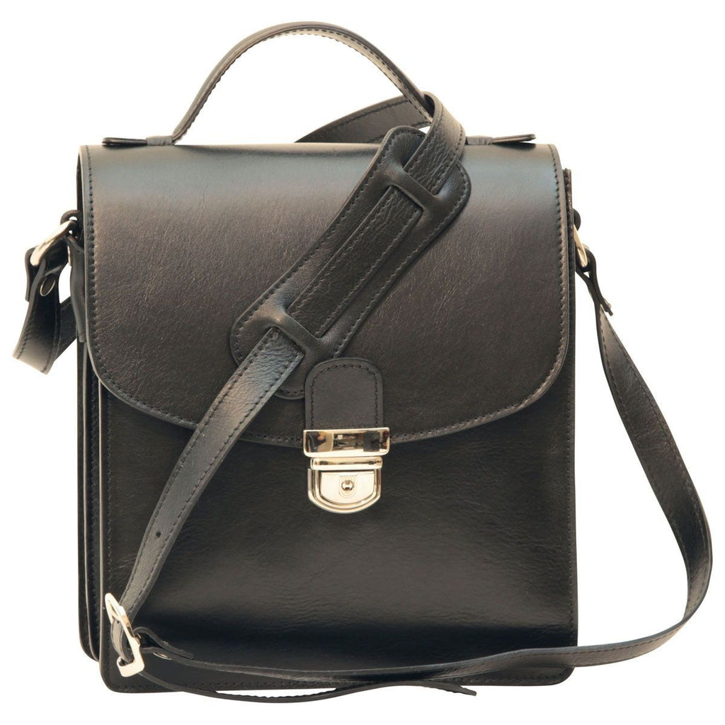 Borsa tracolla in pelle nera con patta, fibbia metallica e tracolla in pelle.