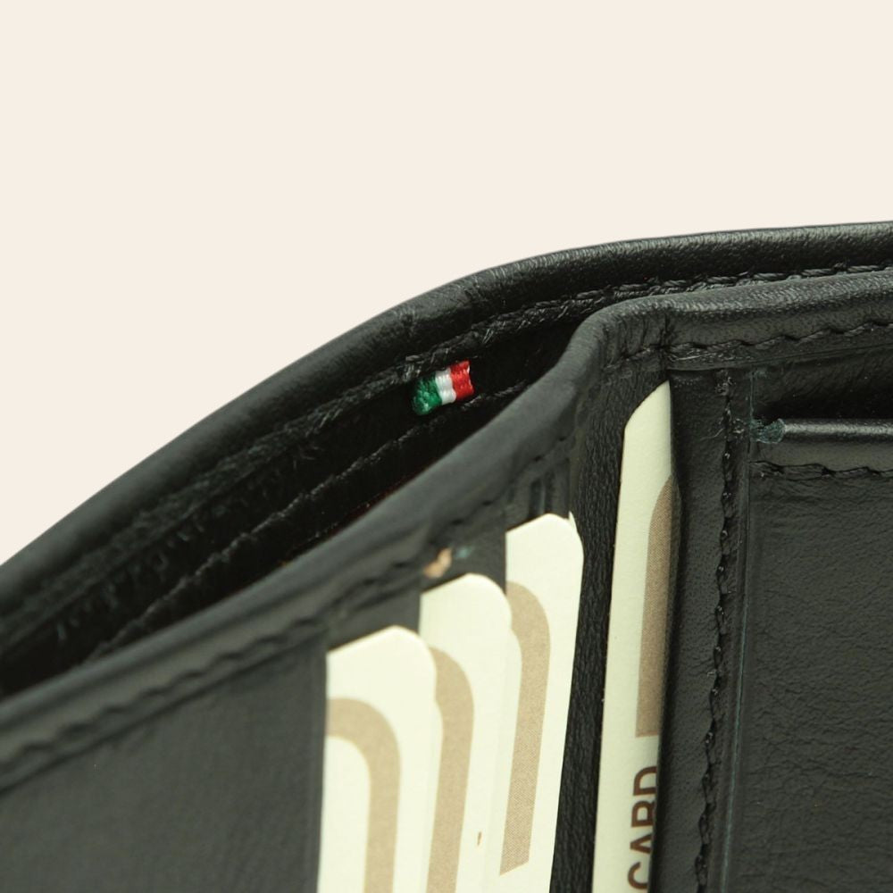 Portafoglio in pelle nera con cuciture e interni RFID, dettaglio lato
