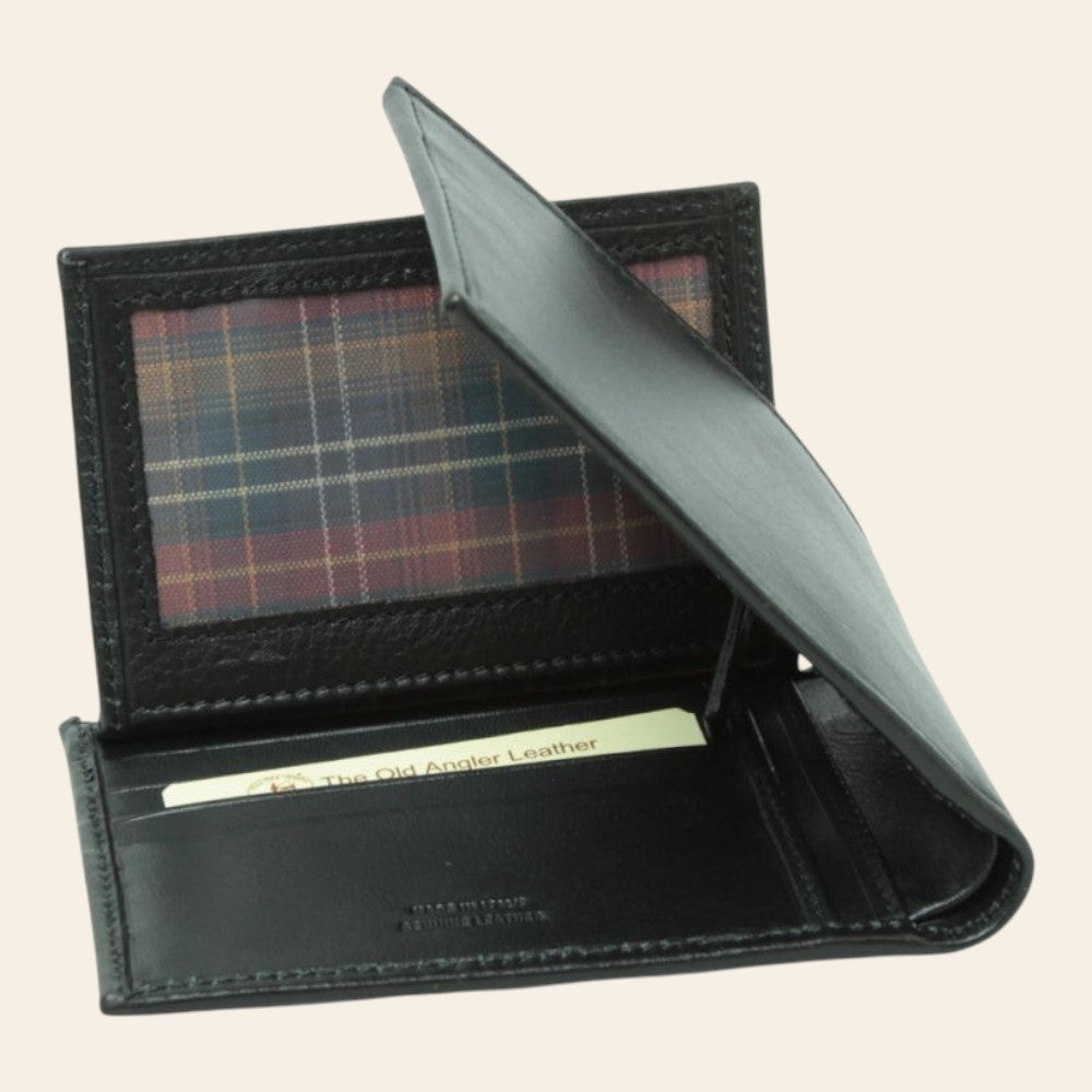 Portafoglio in pelle nera aperto, tasche carte con inserto a quadri