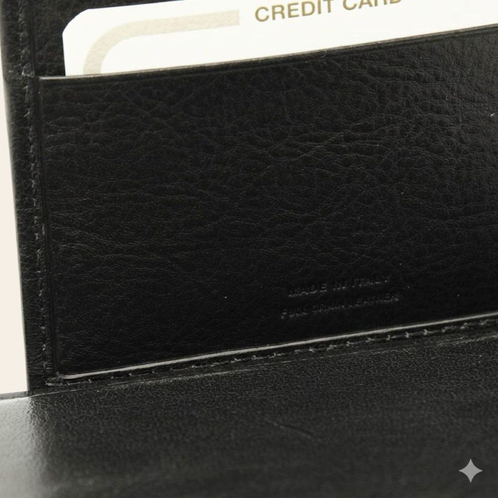 Portacarte in pelle nera RFID, dettaglio texture e scritta sul pannello esterno