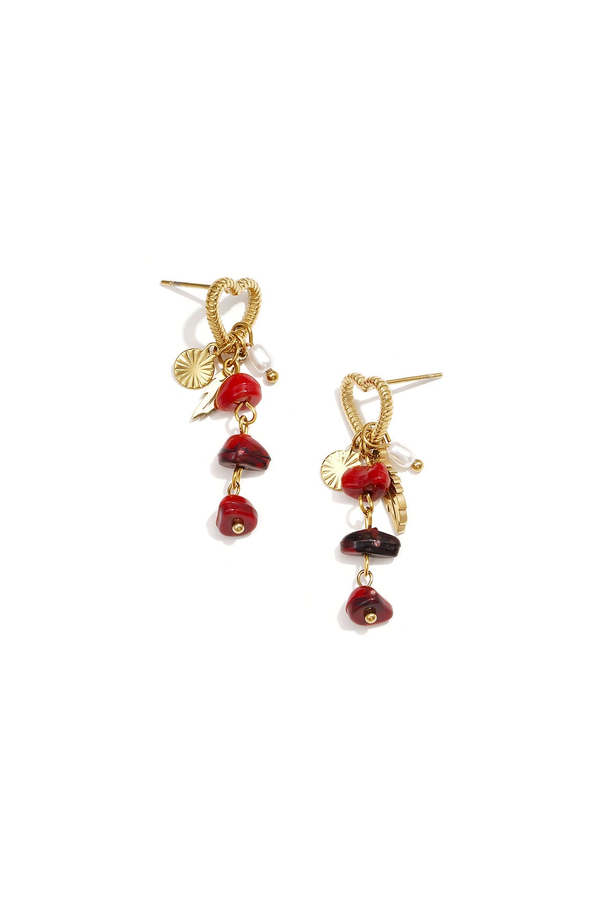 Orecchini cuore perla piuma in oro con pendenti di pietre rosse e dettagli decorativi.