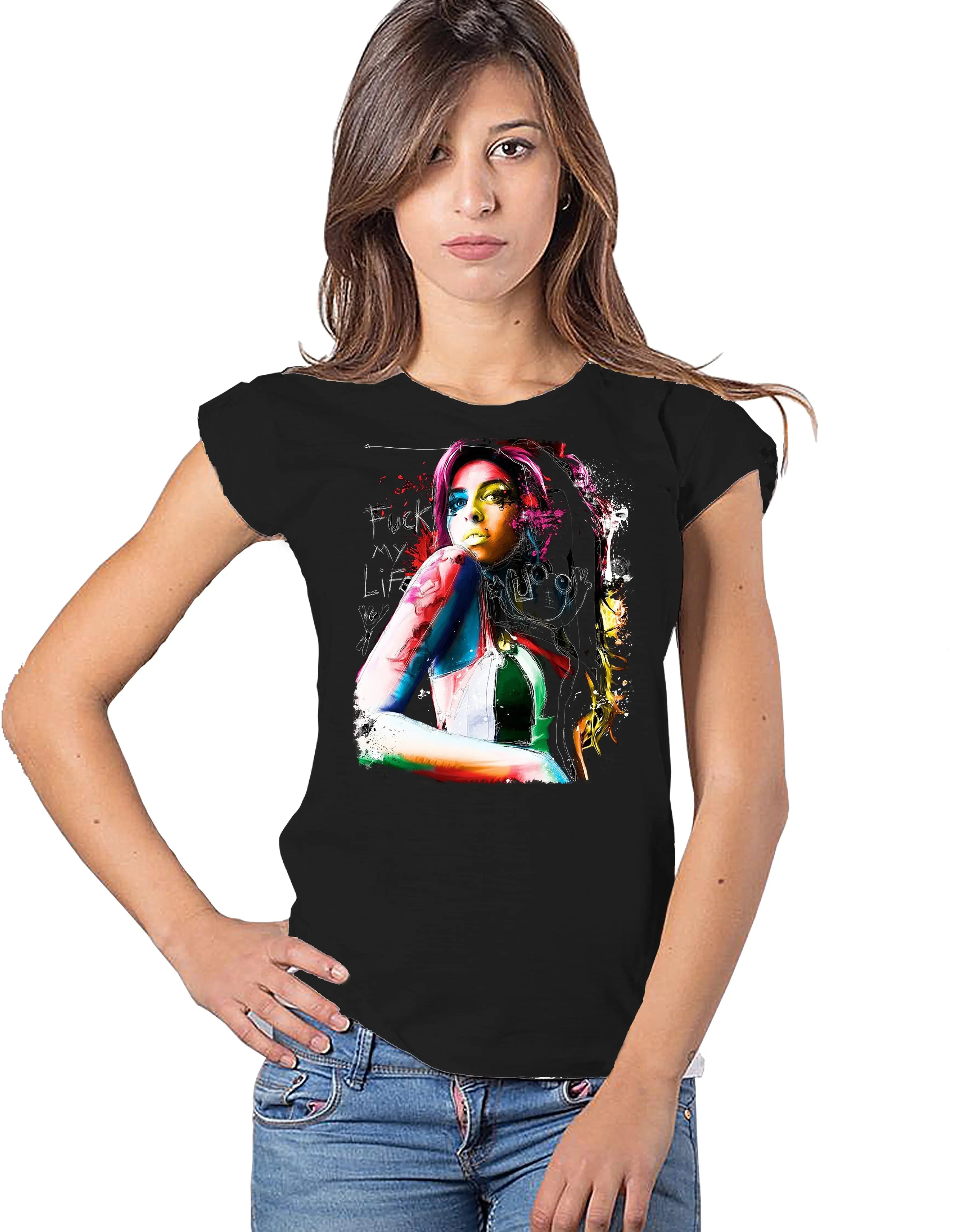 T-shirt Amy Winehouse donna biologica con stampa colorata su sfondo nero, moda urbana made in Italy.