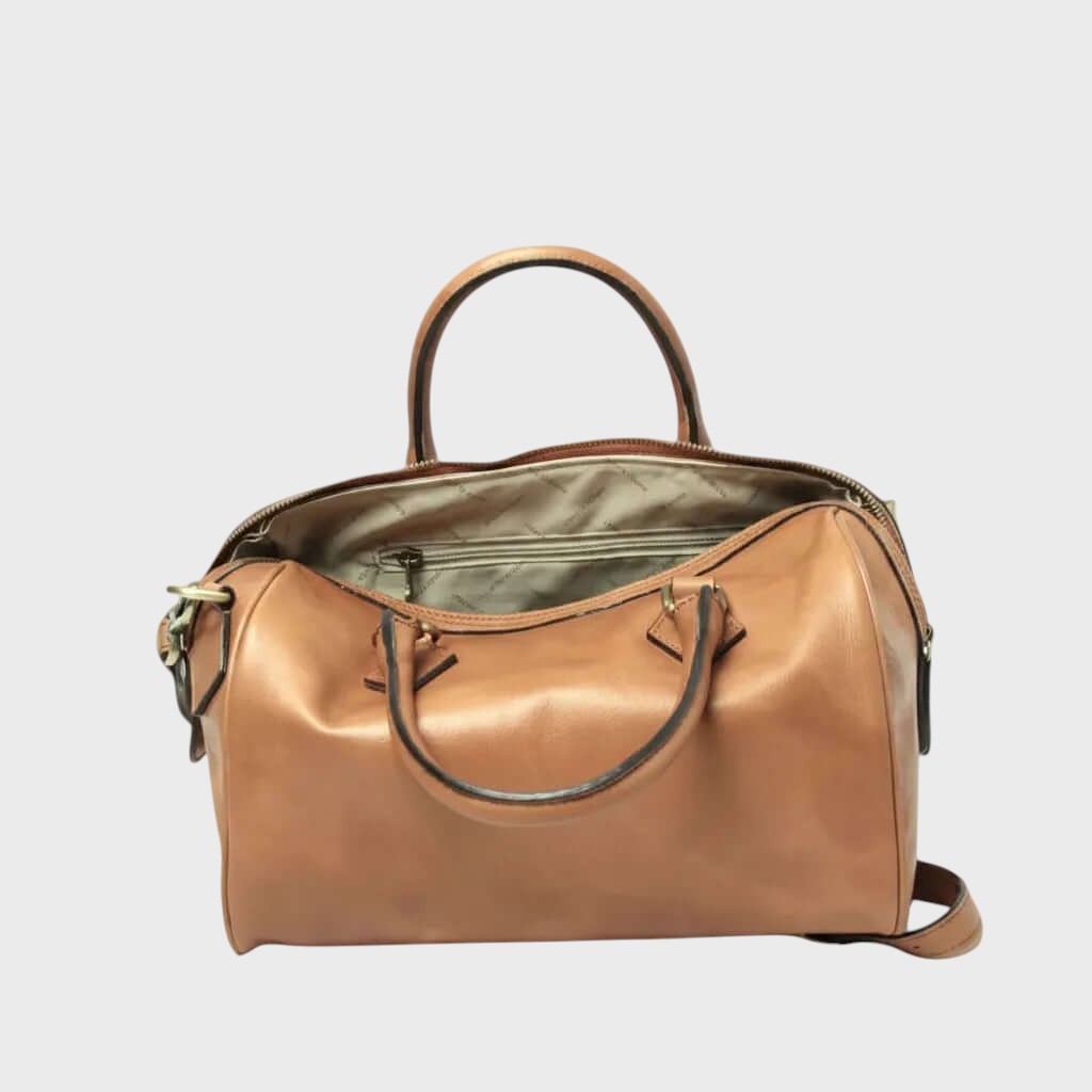 Bauletto in pelle color cognac con manici e tracolla, interno verde visibile