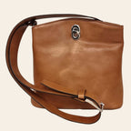 Borsa secchiello in pelle color cuoio, tracolla con fibbia e passante