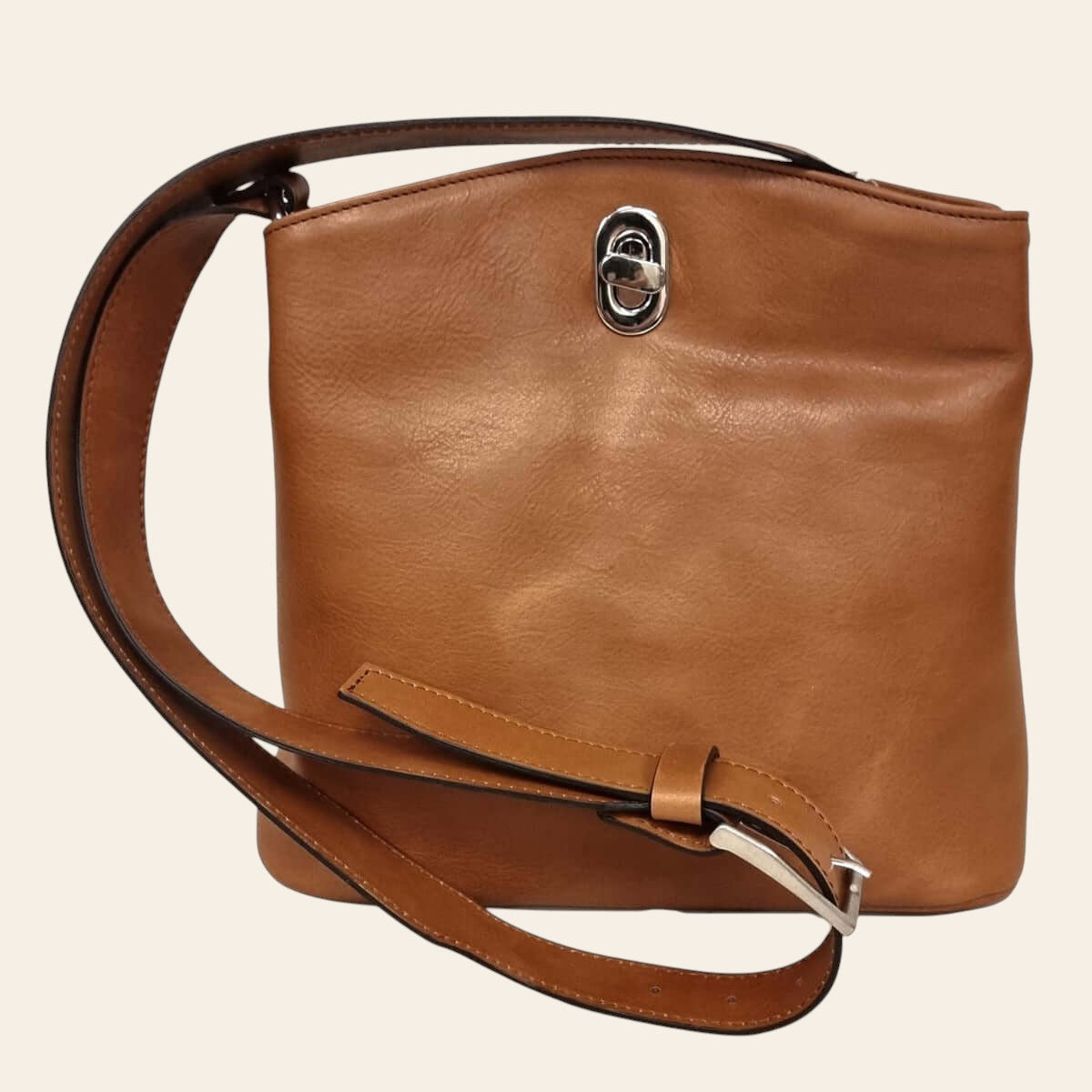 Borsa secchiello in pelle color cuoio, tracolla con fibbia e passante