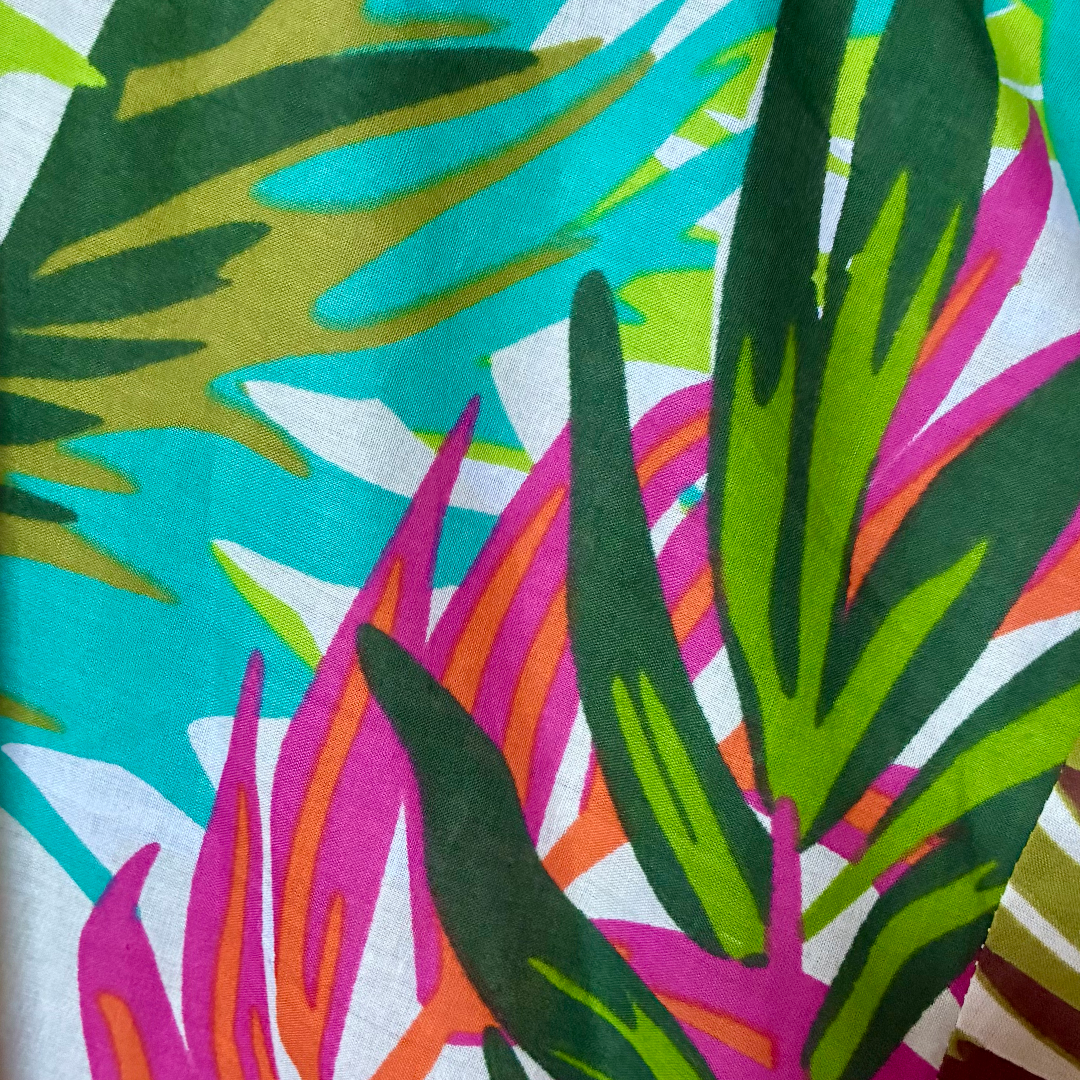 Dettaglio del tessuto del kimono da spiaggia in cotone con design floreale colorato.