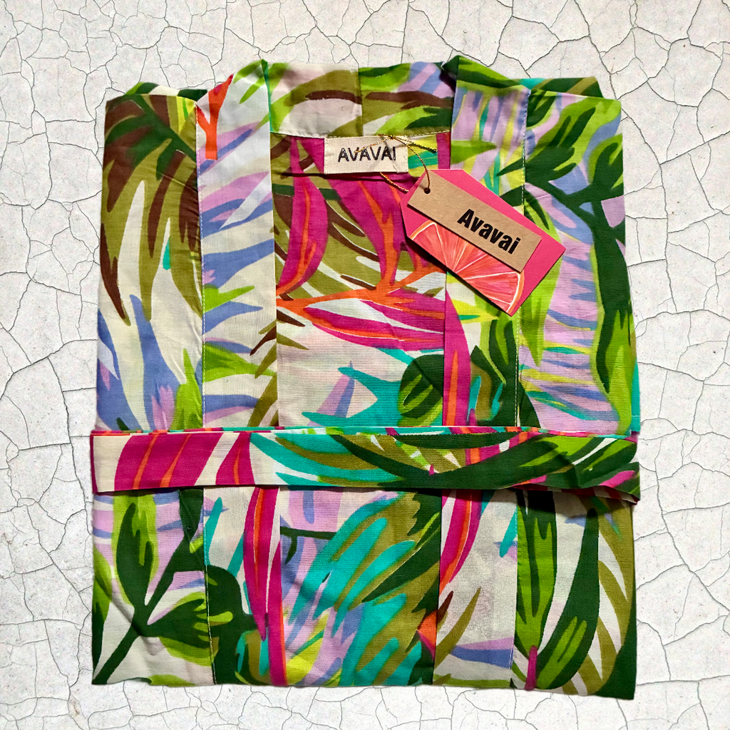 kimono da spiaggia in cotone Sargasso Verde con cintura e fantasia tropicale, ideale per le giornate al mare.