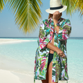 Kimono da spiaggia in cotone verde indossato da una donna in riva al mare, ideale per l'estate.