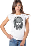 T-shirt donna pirata stilizzato con design audace e moderno, perfetta per un look urbano.