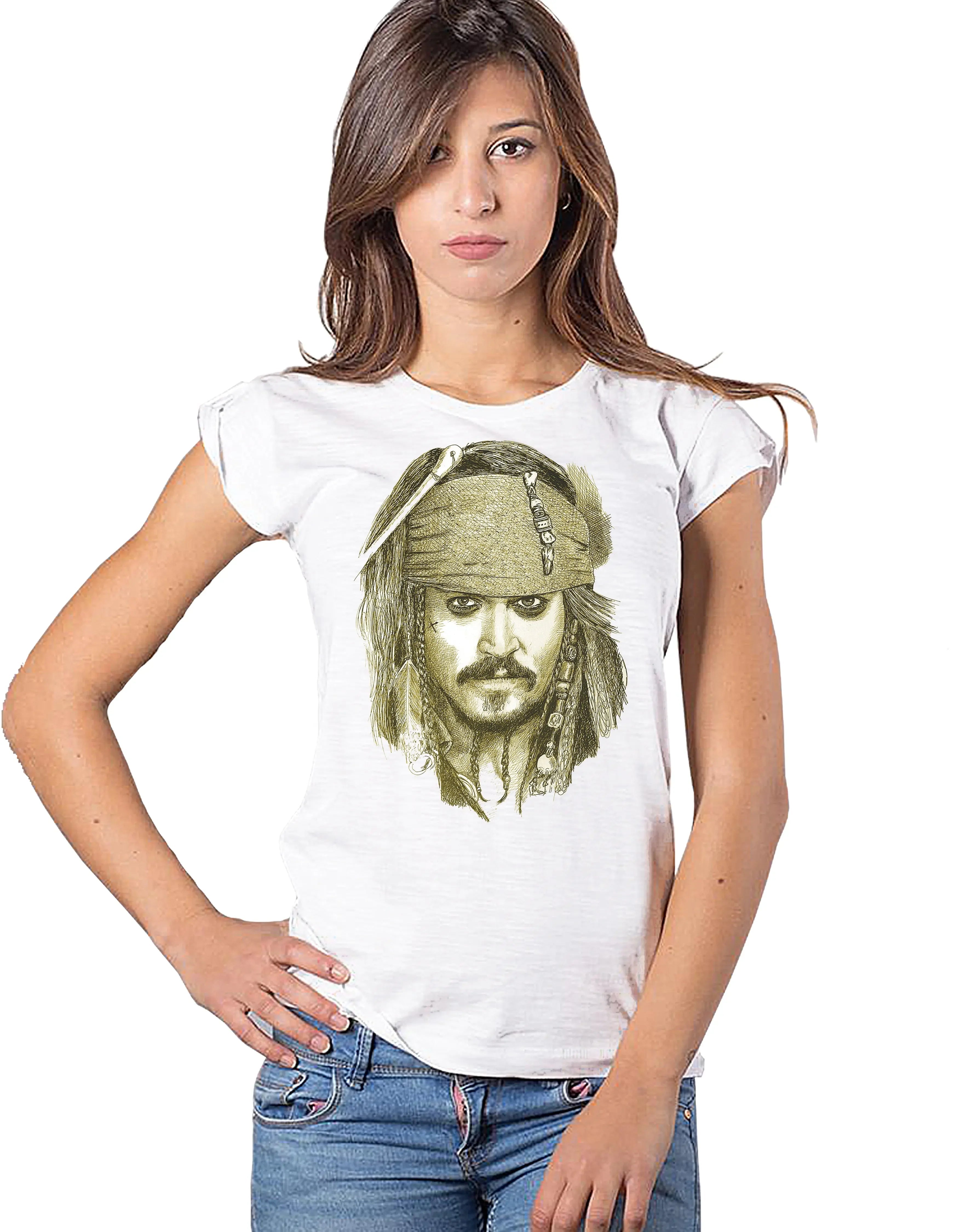 t-shirt donna pirata stilizzato indossata da una giovane donna, design audace e moderno, look urbano.