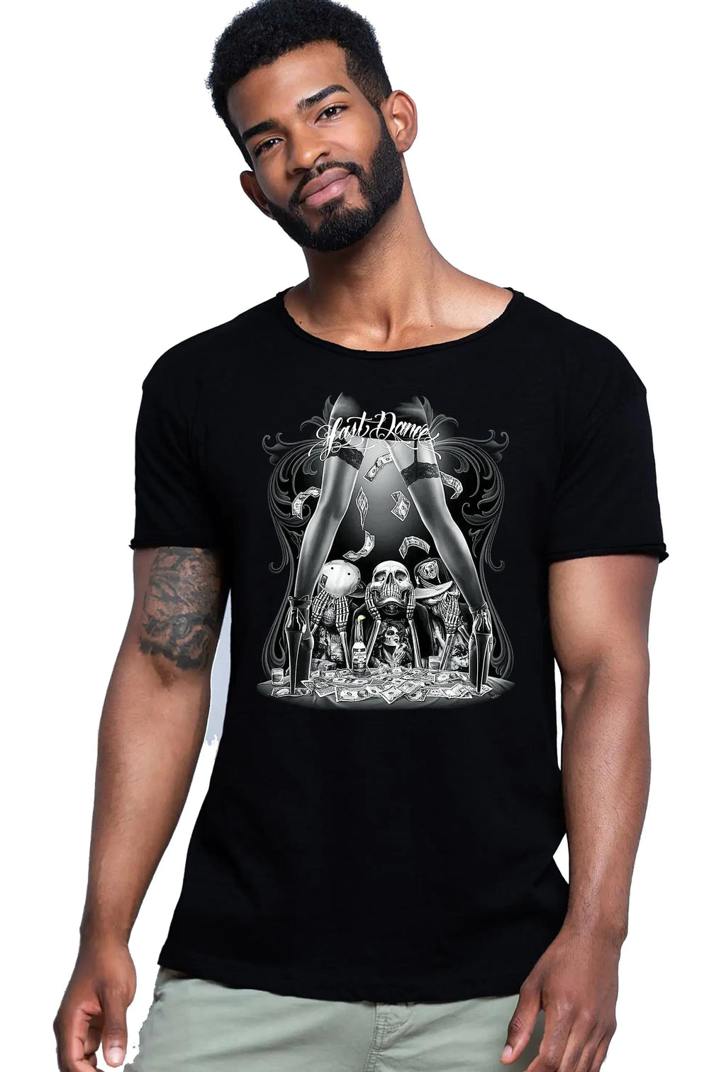T-shirt uomo tattoo skull nera con grafica audace di teschi e design elegante.