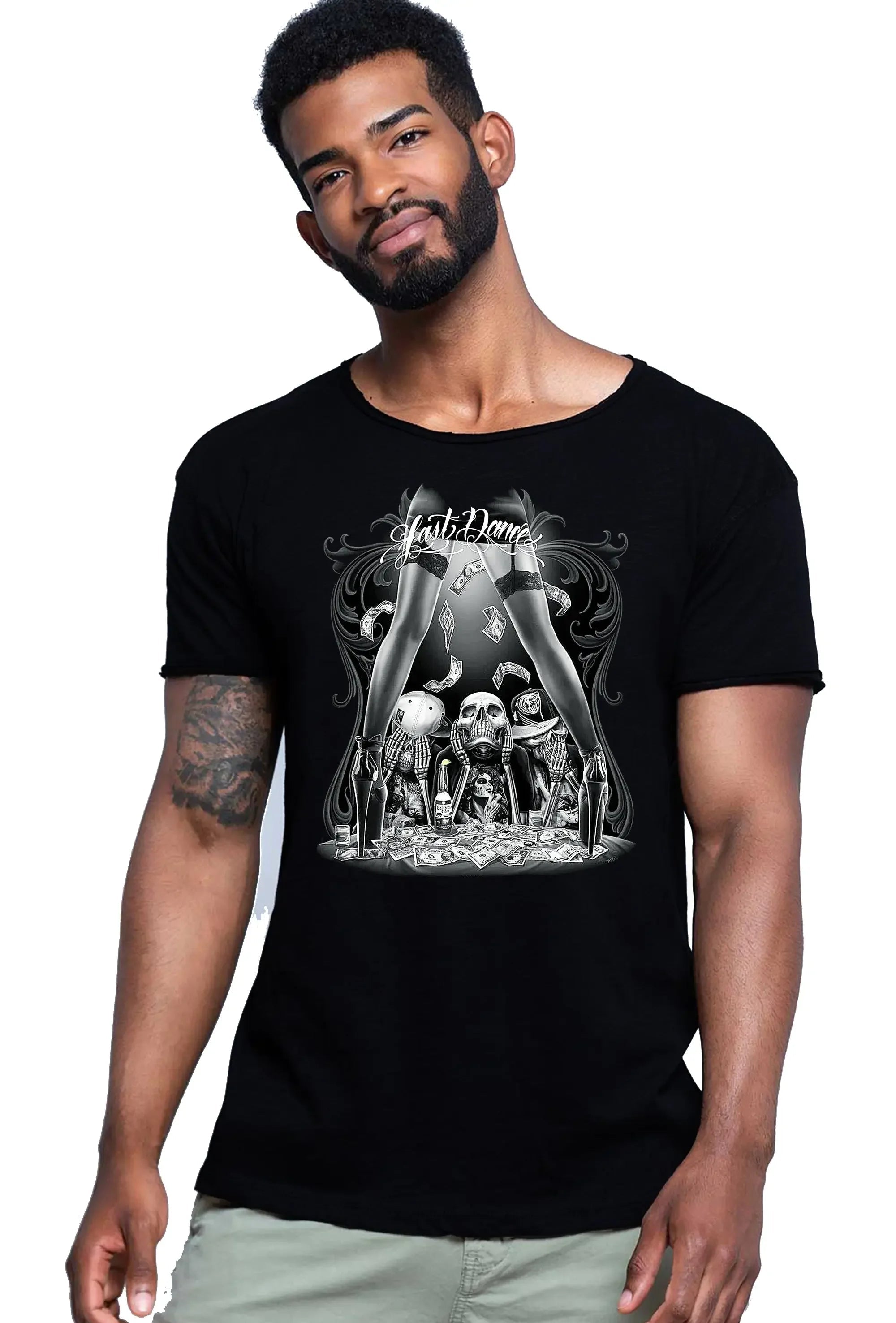 T-shirt uomo tattoo skull nera con grafica audace di teschi e design elegante.