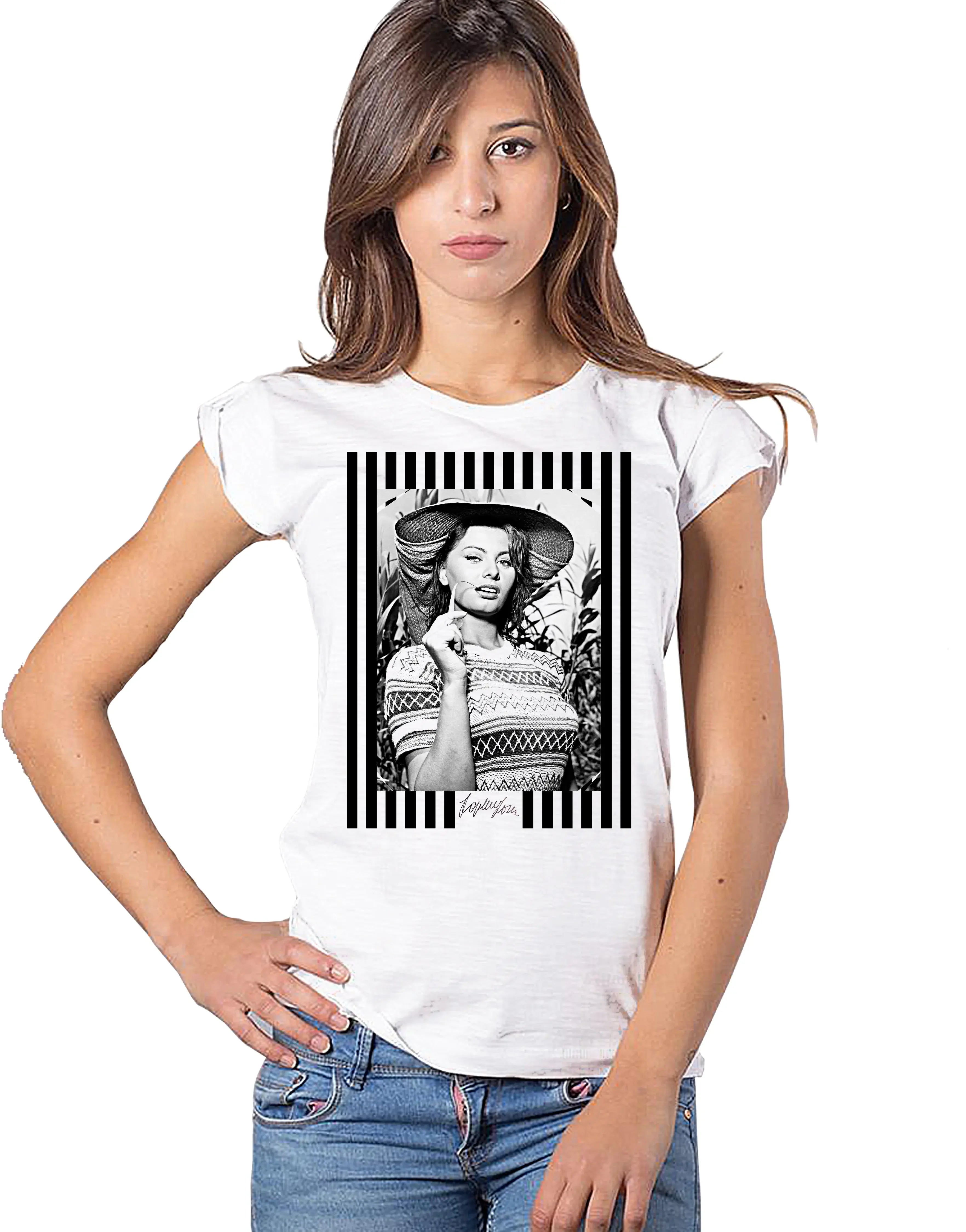 T-shirt donna urban style con stampa in bianco e nero e design urbano, perfetta per ogni occasione.