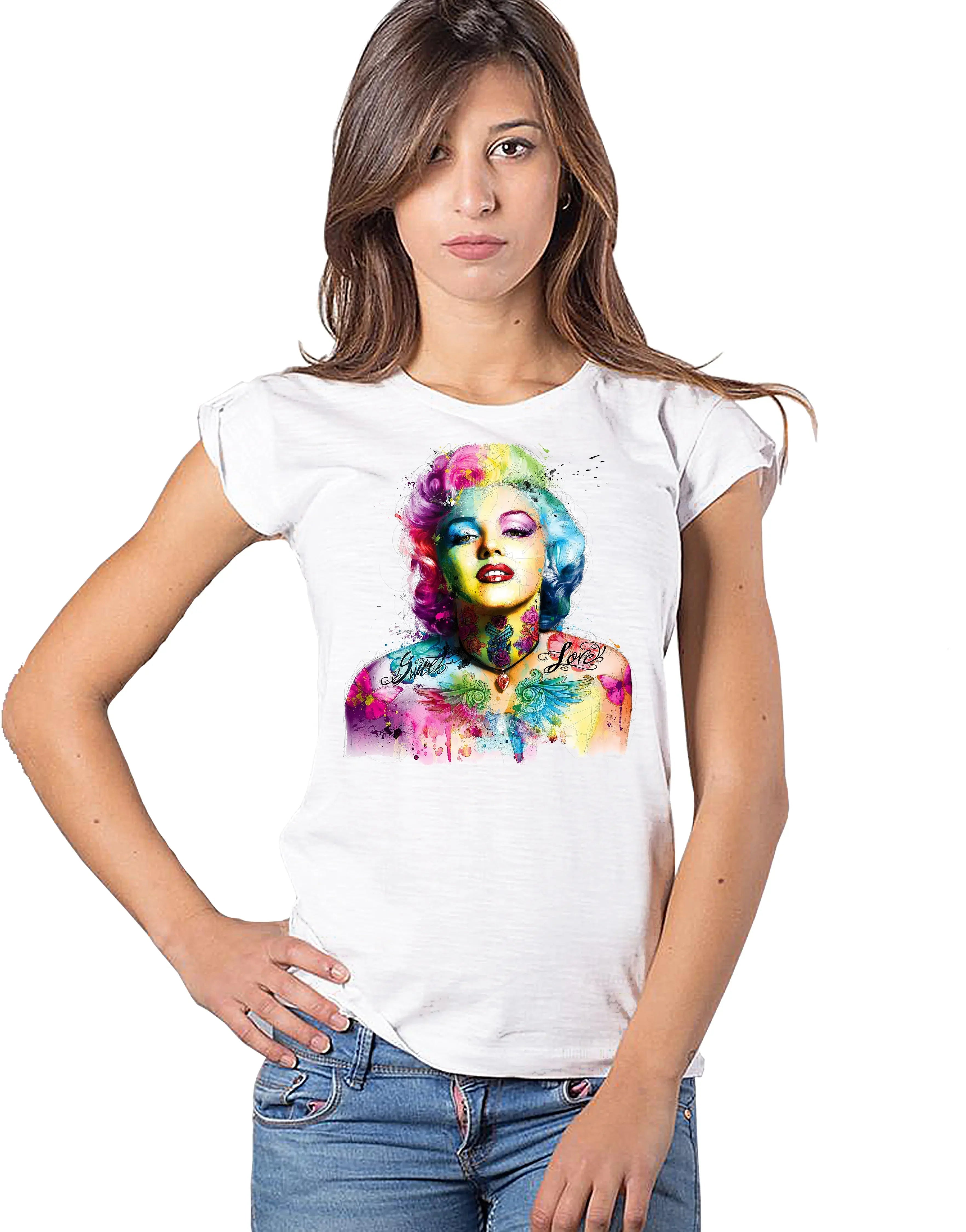 T-shirt marylin monroe cotone biologico indossata da donna con stampa artistica vivace