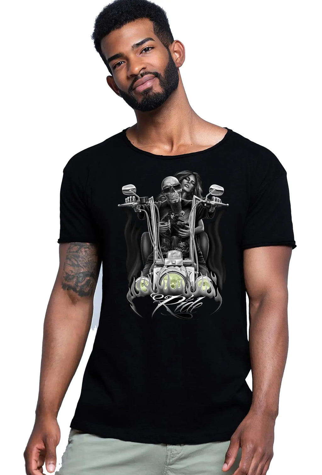 T-shirt uomo tattoo skull con stampa audace di teschi e moto, in cotone fiammato, perfetta per l'estate.
