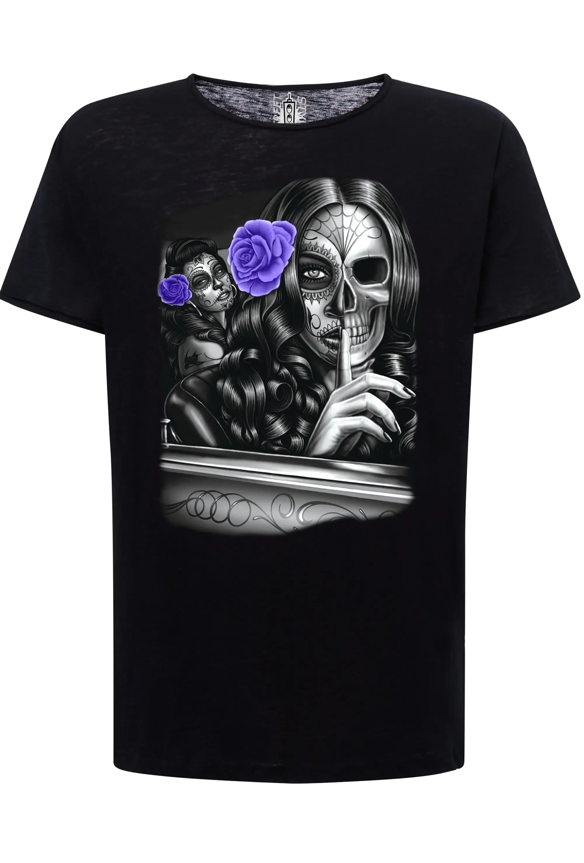 T-shirt tattoo skull uomo con grafica in bianco e nero, figura femminile con teschio e rosa viola.