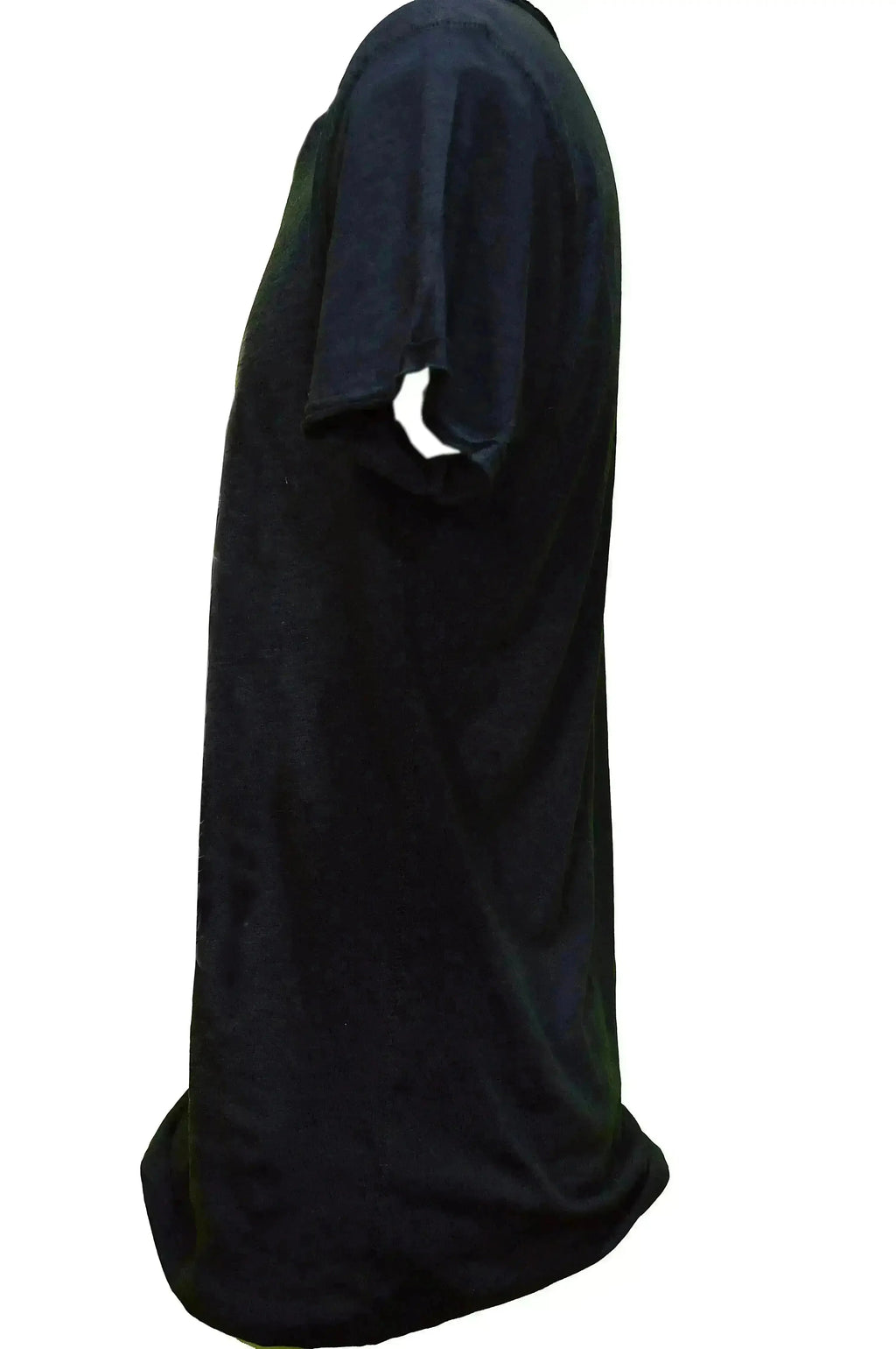T-shirt uomo street style cotone dettagliata in vista laterale, colore nero, con taglio moderno e morbido.