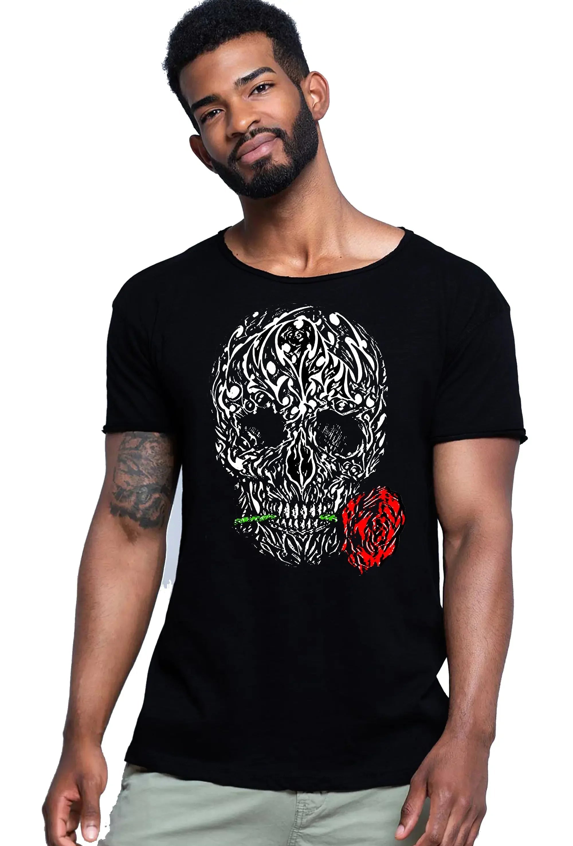 T-shirt uomo street style cotone Skull & Rose con grafica teschio e rosa su sfondo nero, in 100% cotone.