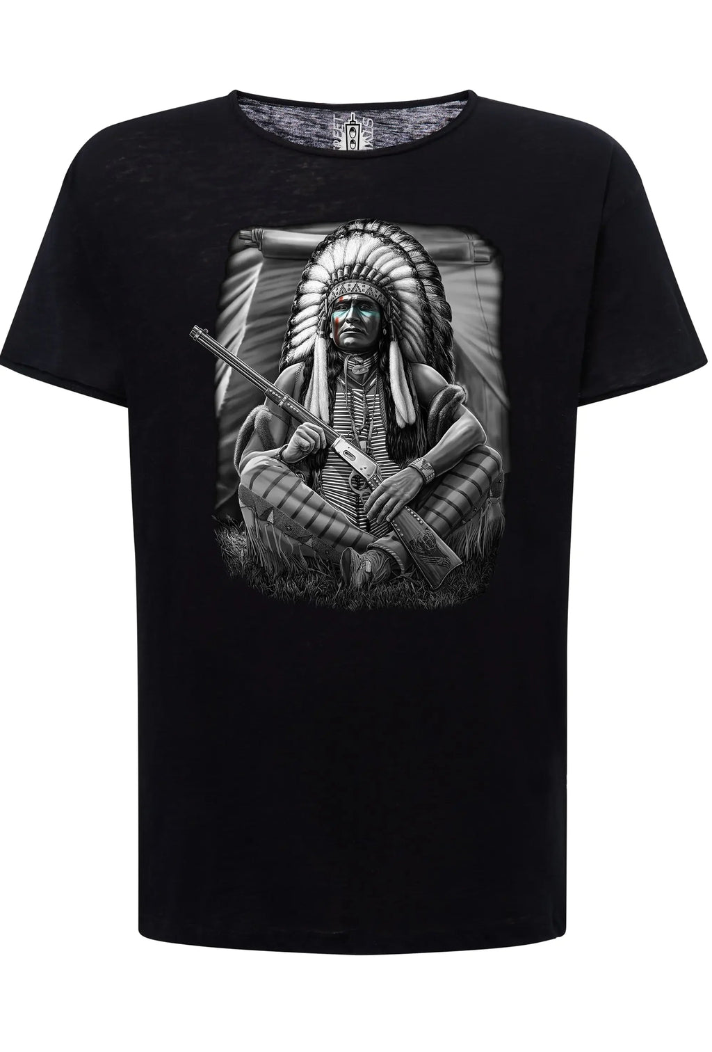 T-shirt con teschio tattoo uomo con grafica di un capo indiano in bianco e nero su fondo nero.
