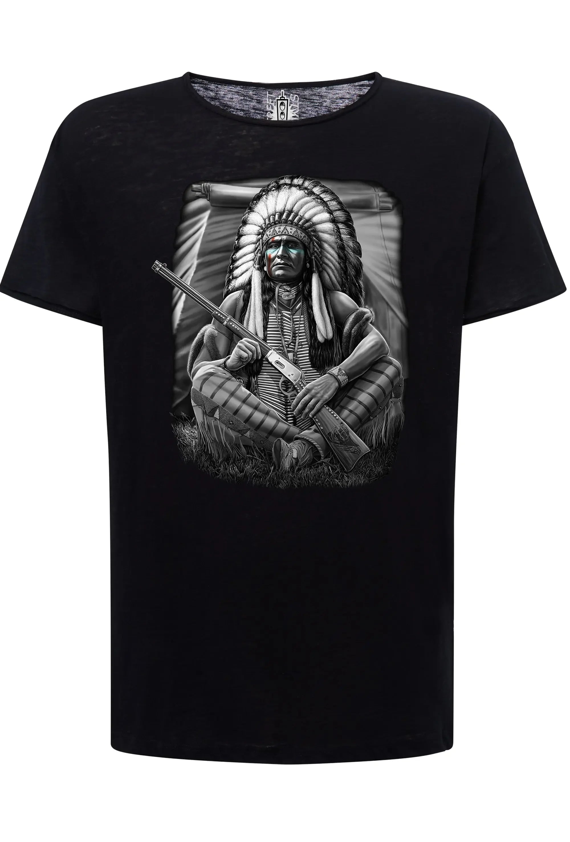 T-shirt con teschio tattoo uomo con grafica di un capo indiano in bianco e nero su fondo nero.