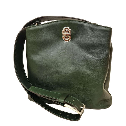 Borsa a secchiello in pelle Verde con chiusura metallizzata, carattere artigianale e design contemporaneo.