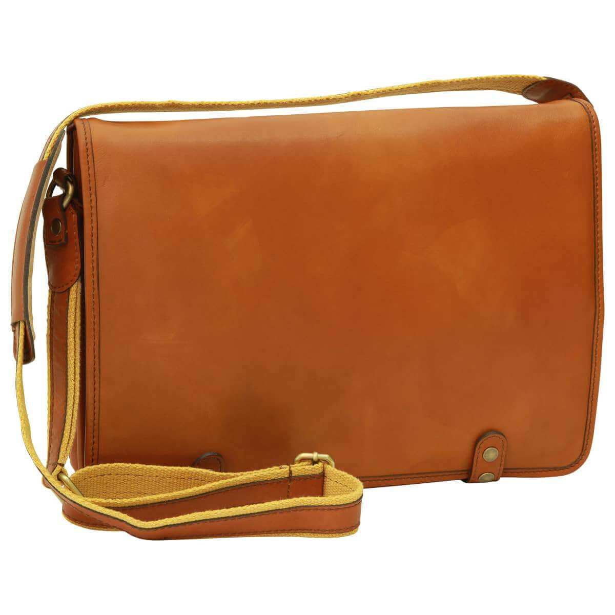 Borsa messenger vitello raffinato in vitello nappato, colore oro, design elegante e funzionale, dimensioni 40x30x10 cm.