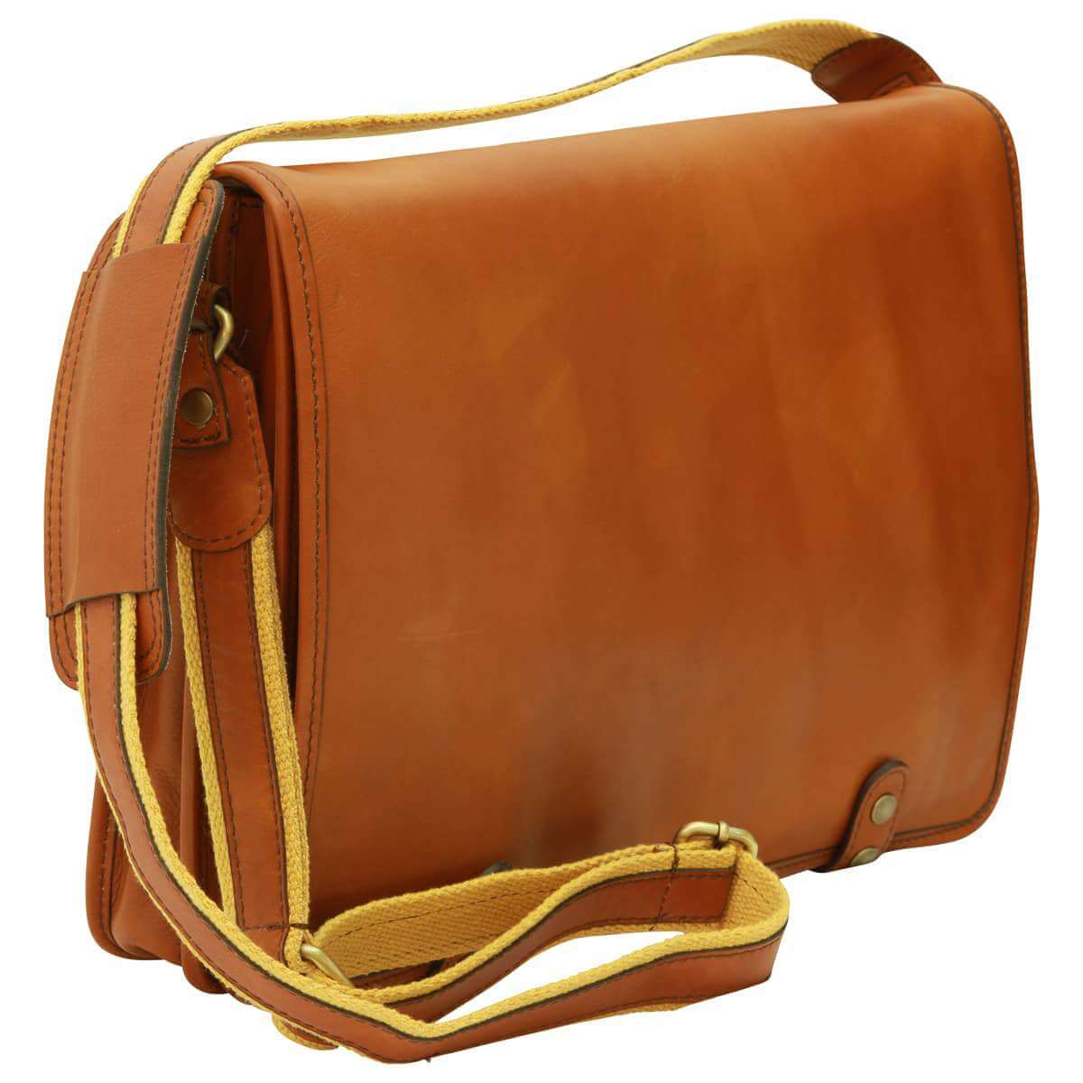 Borsa messenger vitello raffinato con design elegante, realizzata in vitello morbido, colore marrone.