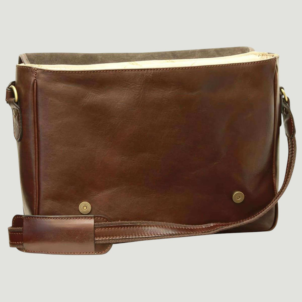 Borsa messenger in pelle marrone con patta frontale e tracolla regolabile