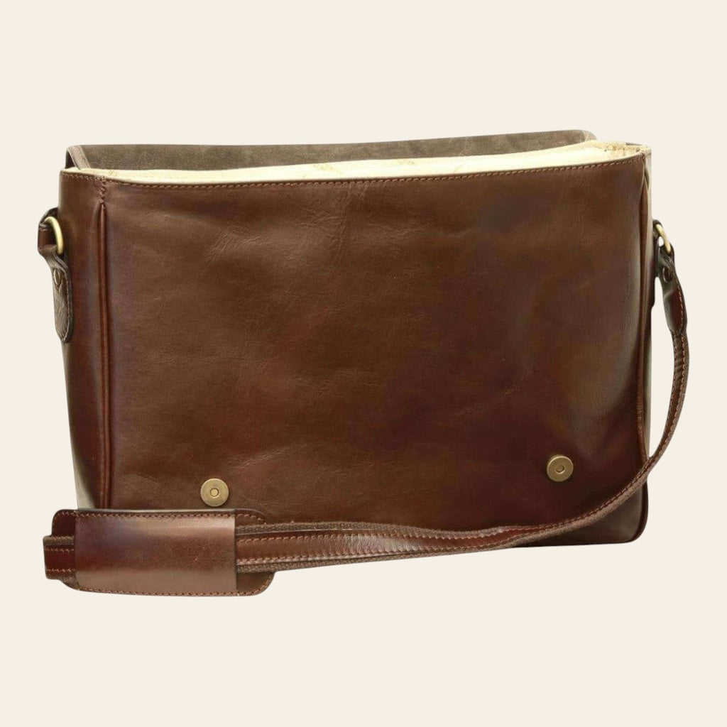 Borsa messenger in pelle marrone con patta frontale e tracolla regolabile