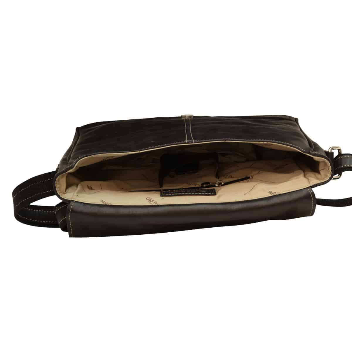 Interno della borsa messenger in pelle di bufalo, mostrante tasca con chiusura lampo e foderato in poliestere.