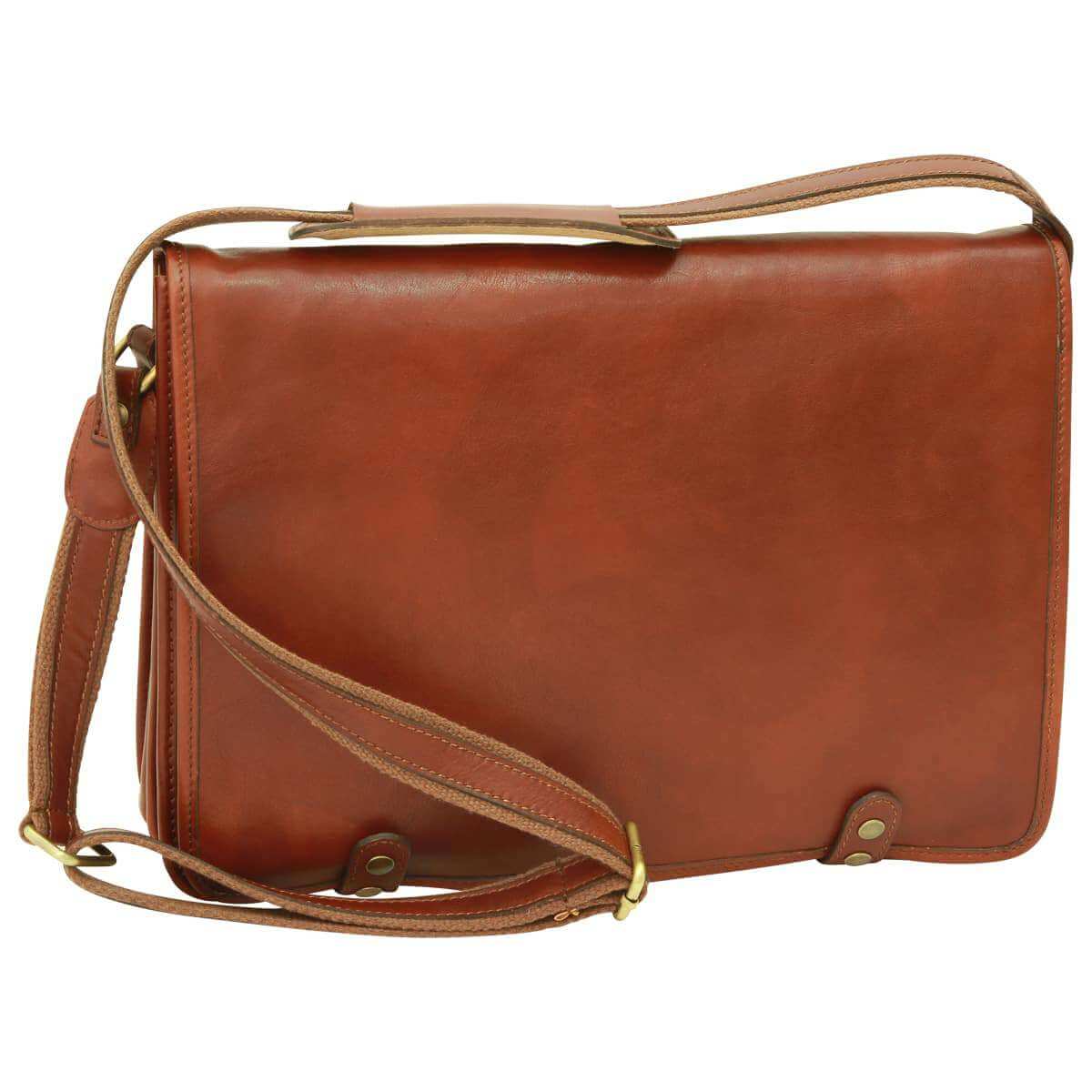 Borsa messenger vitello marrone, realizzata in vitello morbido, elegante e funzionale.