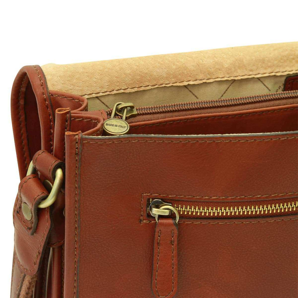 Particolare della borsa messenger vitello marrone con chiusura e tasche interne.
