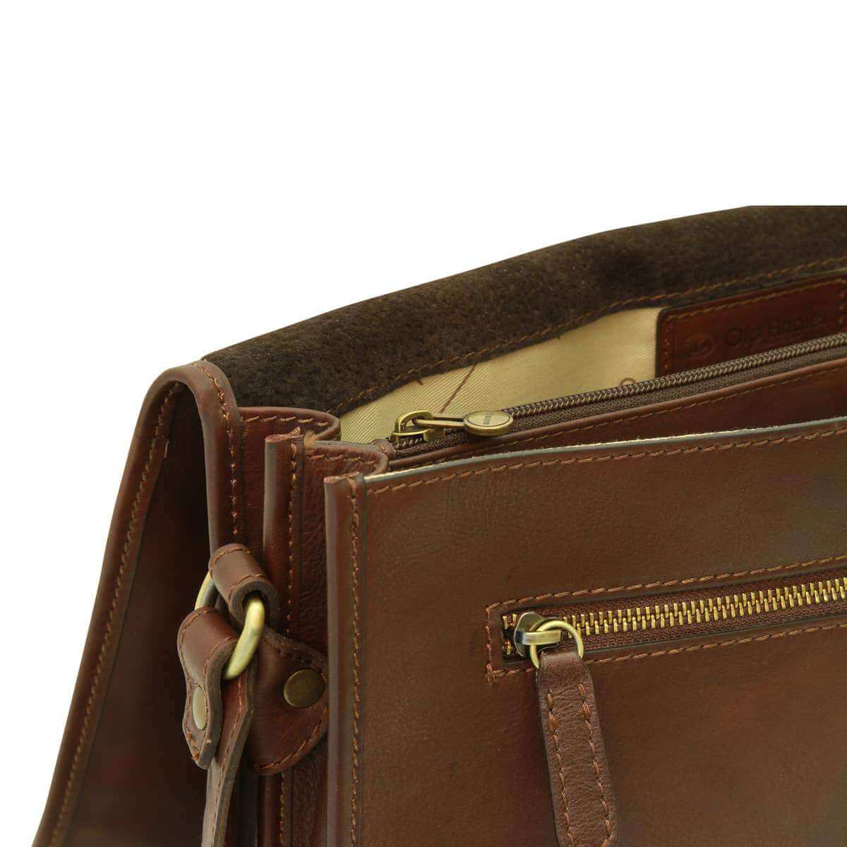 Dettaglio della borsa messenger vitello marrone scuro con scomparti e cerniere, stile elegante e pratico.