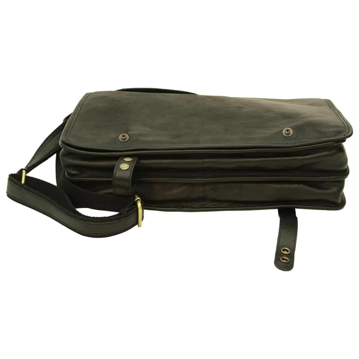 Borsa messenger vitello nappato nera, elegante e funzionale, perfetta per l'uso quotidiano.