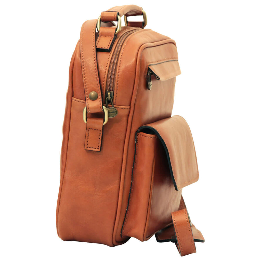 Borsa a tracolla in pelle marrone con tasca frontale e tracolla regolabile, elegante e pratica.