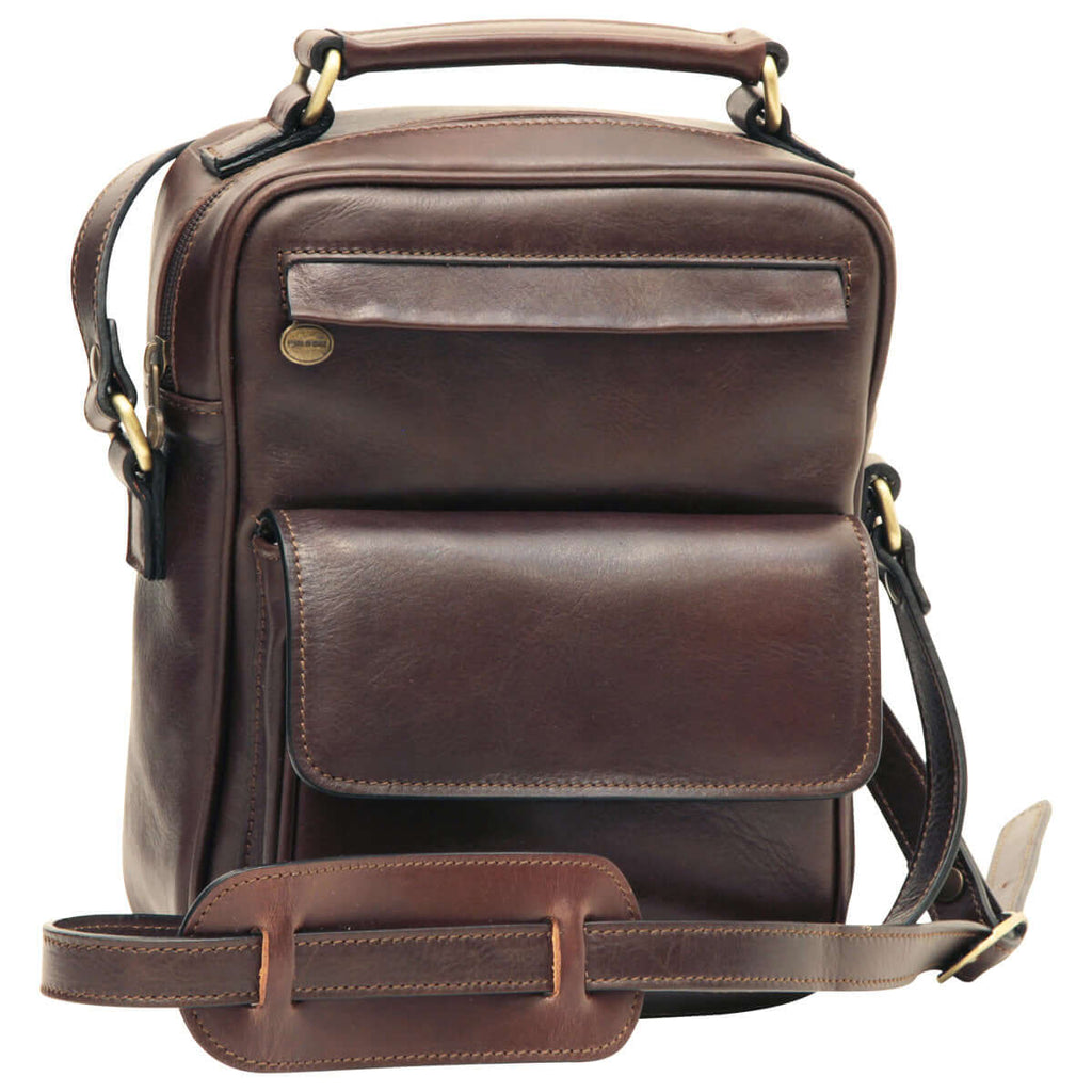 Borsa a tracolla in pelle marrone scuro con tasca frontale e tracolla regolabile.