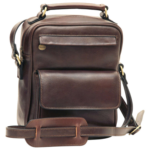 Borsa a tracolla in pelle marrone scuro con tasca frontale e tracolla regolabile.