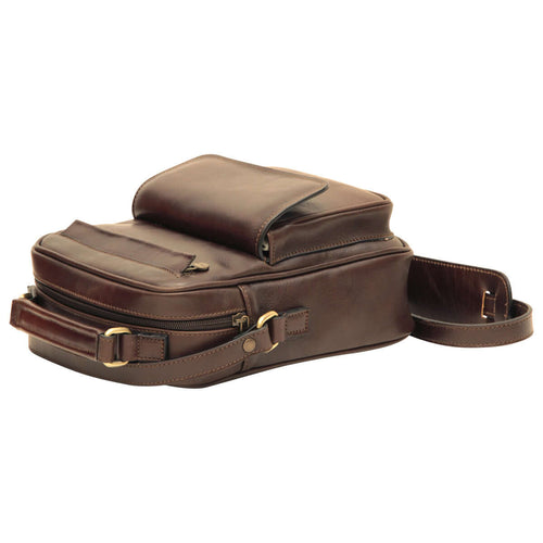 Borsa a tracolla in pelle marrone scuro con tasca frontale e tracolla regolabile.