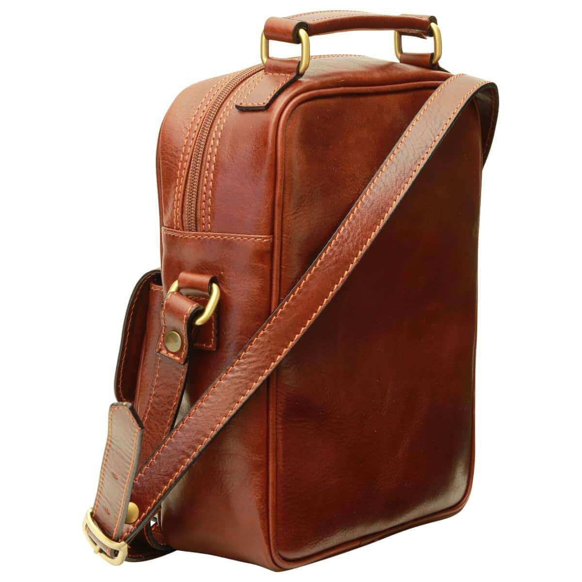 Borsa a tracolla in pelle con tasca frontale. Borsello marrone in pelle pieno fiore con tracolla regolabile.