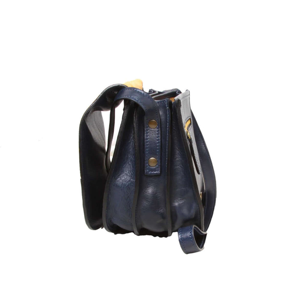 Borsa tracolla pelle vitello blu vista laterale con tre scomparti e tracolle rimovibili.