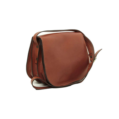 Borsa a tracolla in pelle di vitello in colore teak, con chiusura zip e tracolle regolabili.