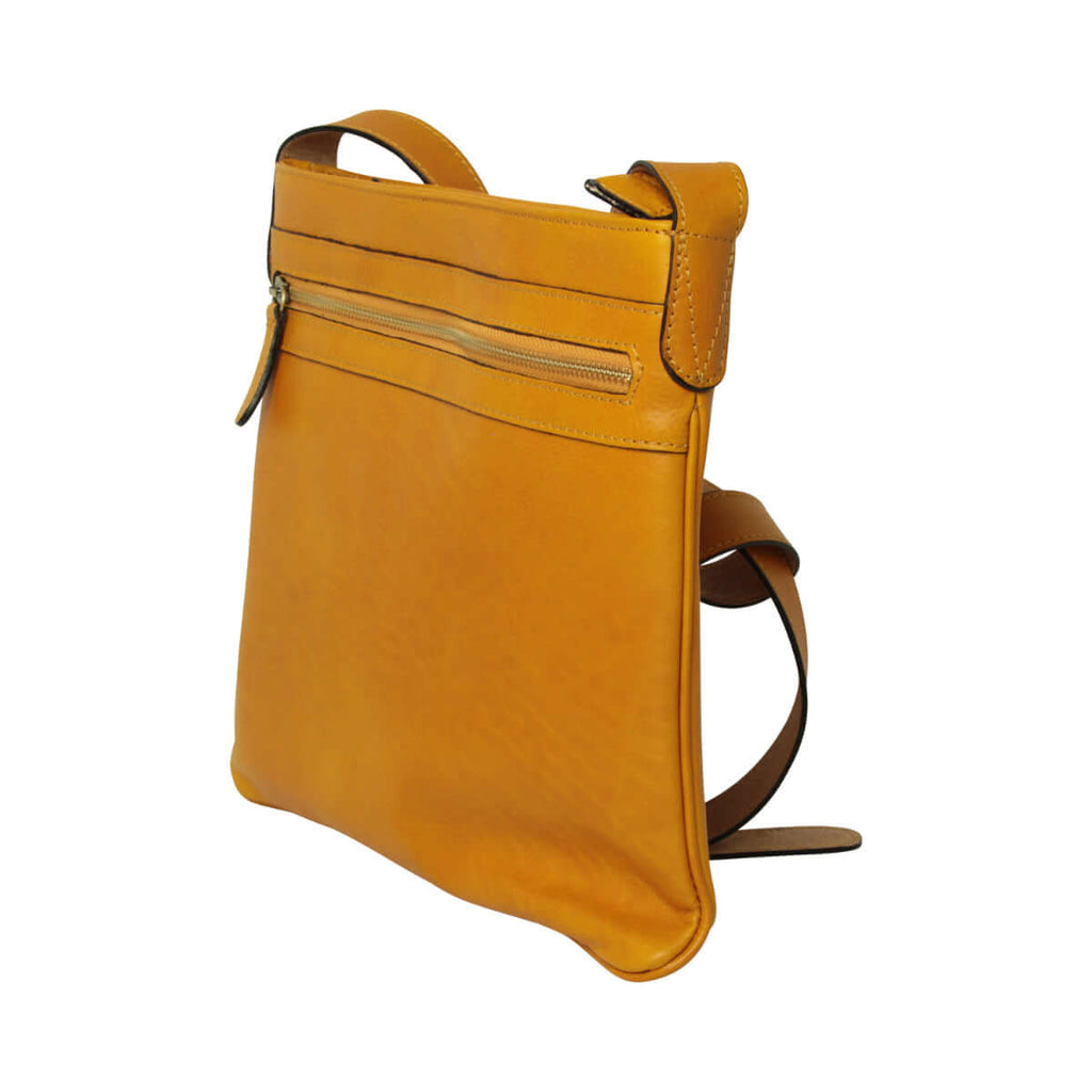 Borsa a tracolla giallo ocra con tracolla regolabile e tasca esterna con zip, in pelle di vitello pieno fiore.