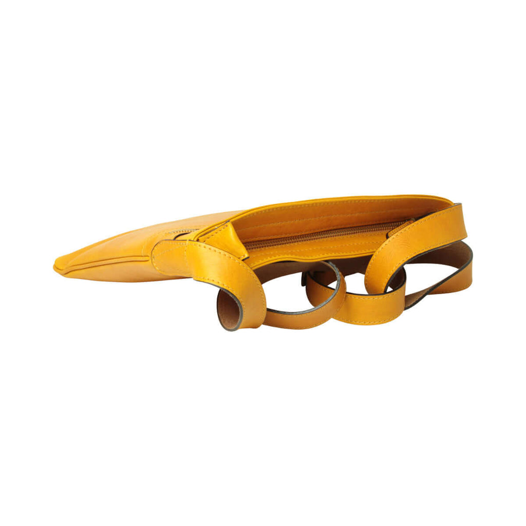 Borsa a tracolla giallo ocra realizzata in pelle di vitello con tracolla regolabile e zip.